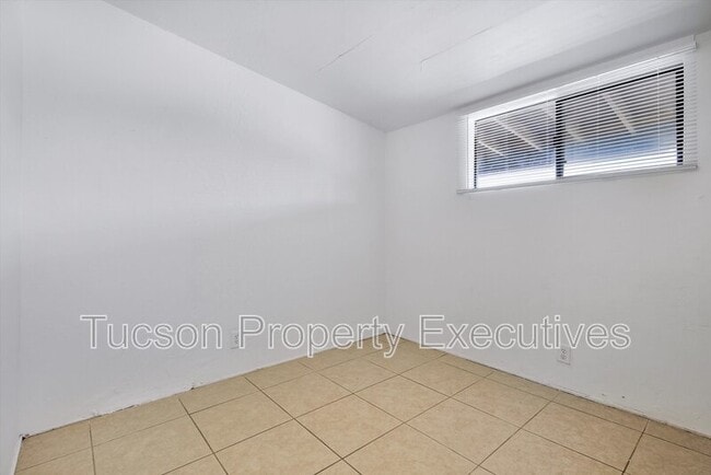 Building Photo - 1638 N Beverly Ave