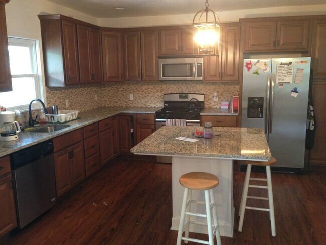 Building Photo - Huge Luxury South Side Home w/ Stainless K...