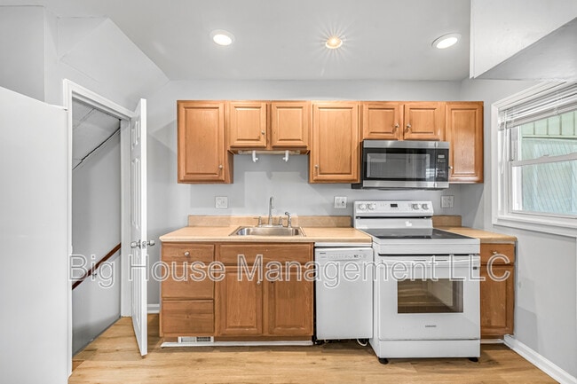 Building Photo - 2107 Hawthorne Rd