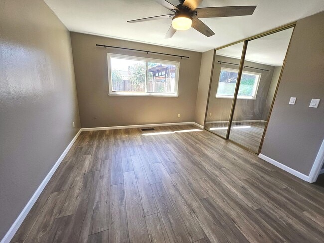 Building Photo - Beatifully updated 3 bedroom, 2 bath home ...