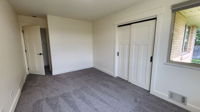 Building Photo - Earnshaw Estates 2