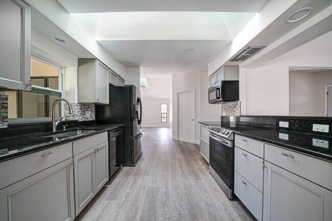 Building Photo - “Spacious 3-Bed Retreat with Granite Elega...