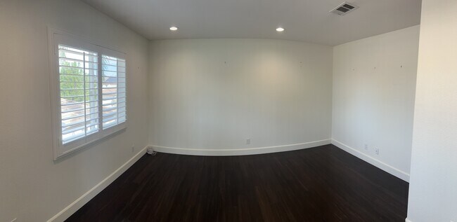 Building Photo - 31495 Sunningdale Dr