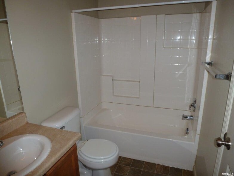 Family bathroom - 1000 E Bluffview Dr