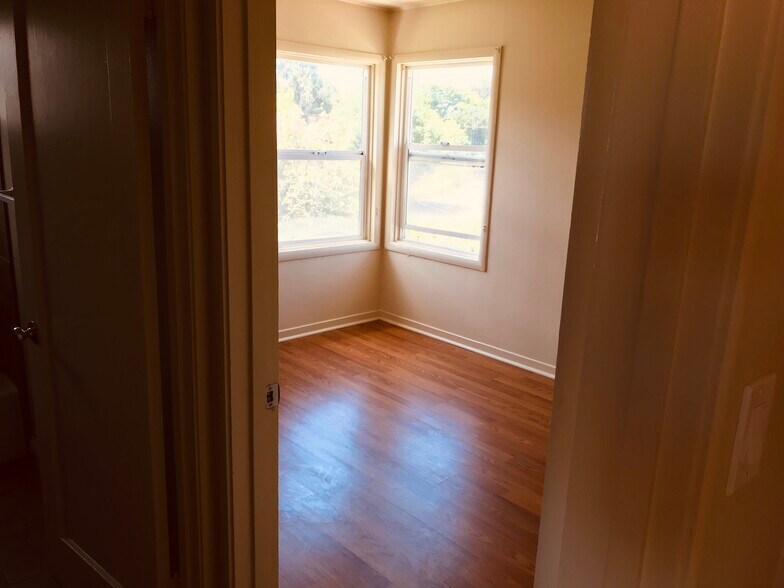 Master bedroom is 11 x 9 and has a western exposure for sunset - 124 Lewelling Blvd