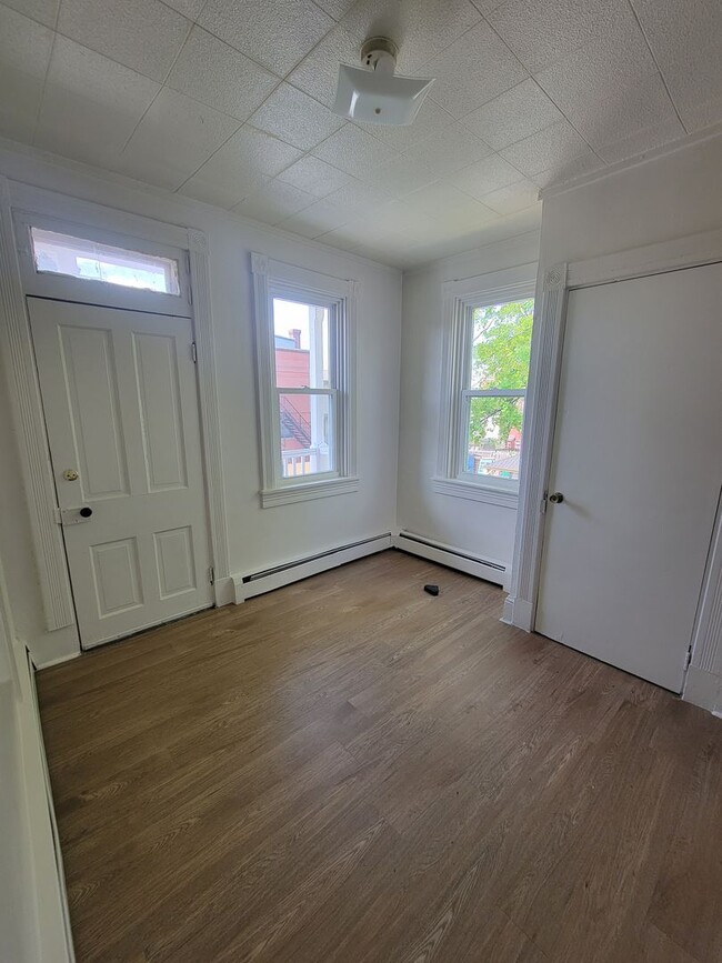Building Photo - 4 Bedroom Home in Lancaster City