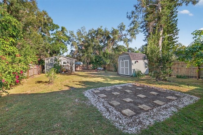 Building Photo - 5911 N Highland Ave