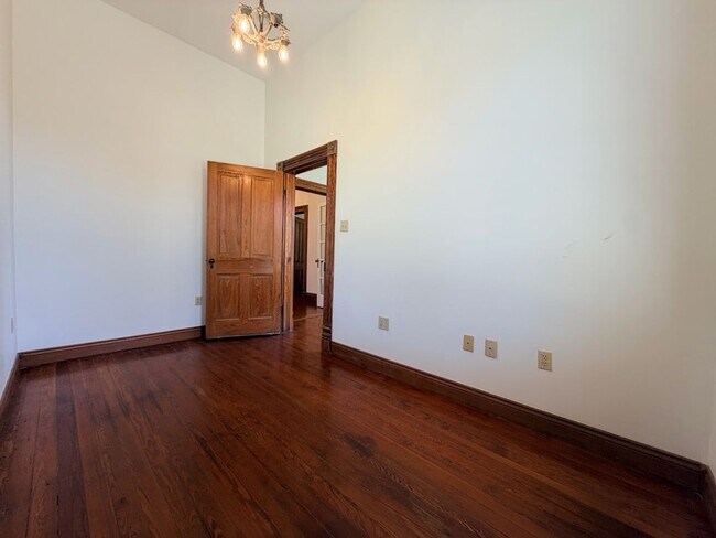 Building Photo - 419 6th St