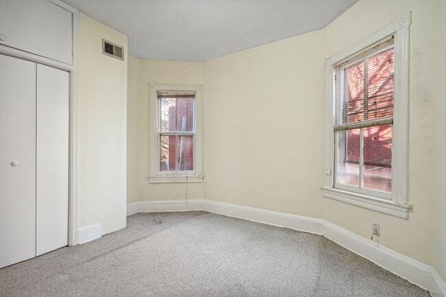 Building Photo - Available Now! 3 bedroom, 1.5 bathrooms hi...