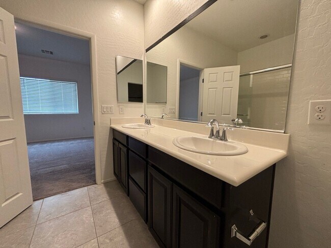 Building Photo - Beautiful Gated 3-Bed, 2.5-Bath Townhome in North Las Vegas!