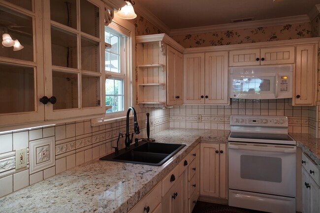 Building Photo - 2721 W Cassia St