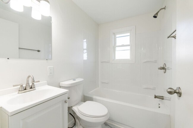 Building Photo - 4040-4042 Halsey Pl