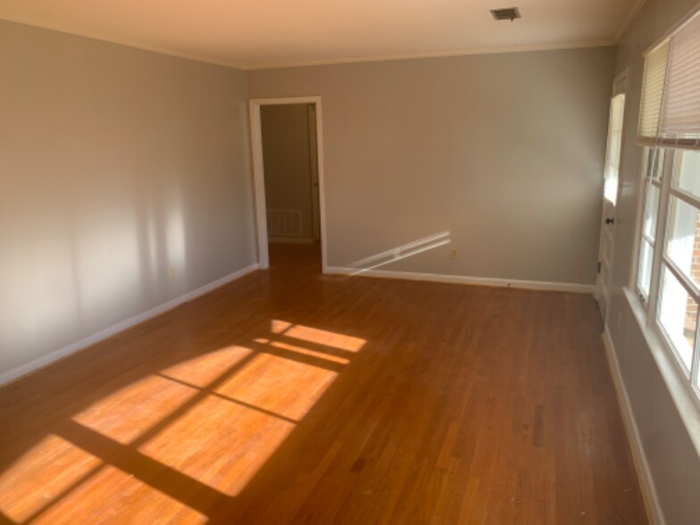 Building Photo - 510 Oak Grove St