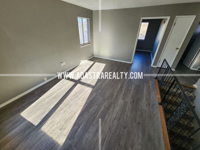 Building Photo - Awesome 2 Bedroom Duplex in Overland Park-Available in APRIL!!