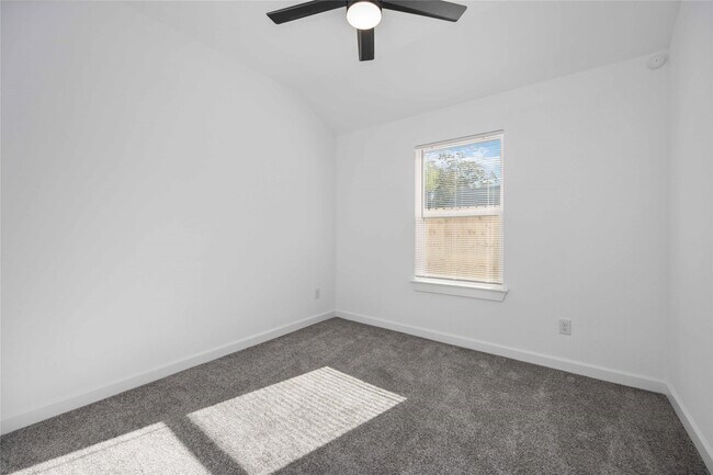 Building Photo - 5126 Pershing St