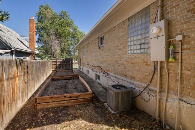 Building Photo - 3815 S Knox Ct