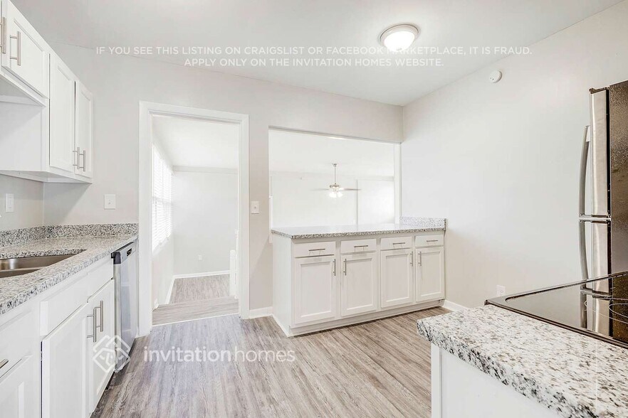 Building Photo - 2459 Mercer Cir S