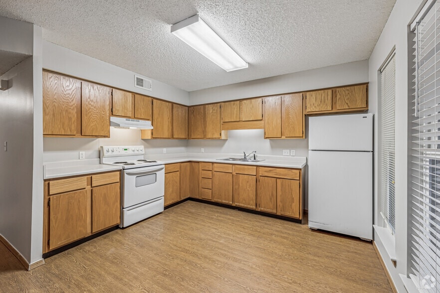 2BR, 2BA - 858SF - Kitchen - 55+ Mariner Pointe