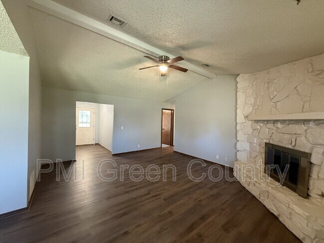 Building Photo - 4708 S Maple Ave