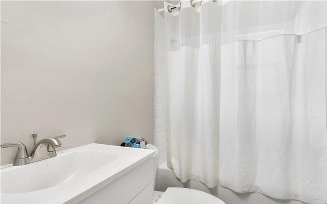 Building Photo - Updated 4-bedroom 2-bathroom home!  Housin...