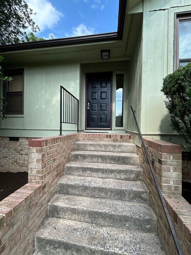 Building Photo - 706 Greenbriar Dr