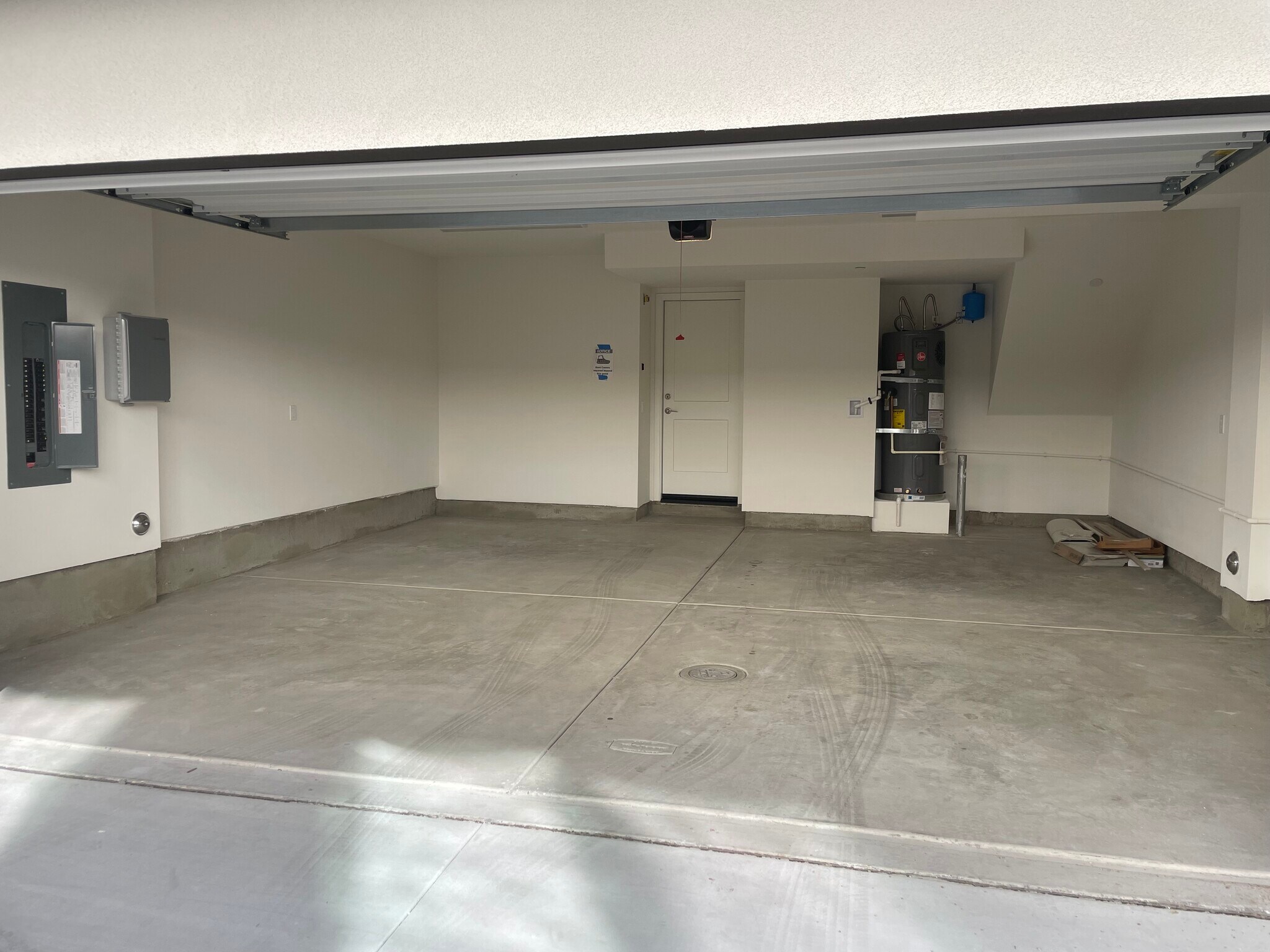 Building Photo - 2577 Delphinium Ln