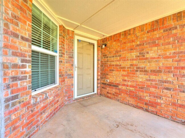 Building Photo - Home in gated community