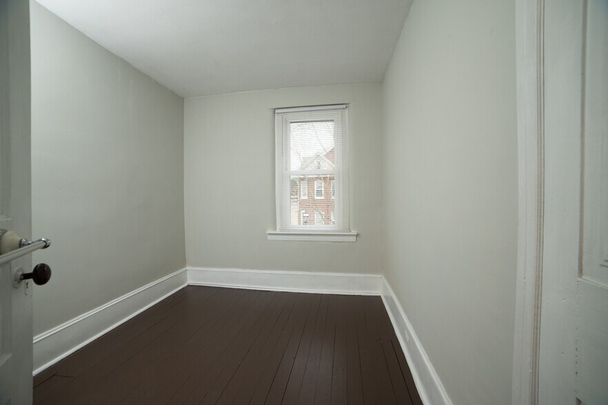 Building Photo - 876 Main St