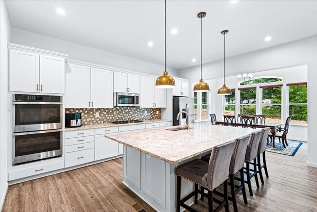Building Photo - Luxury & Lifestyle with Main Level Living!