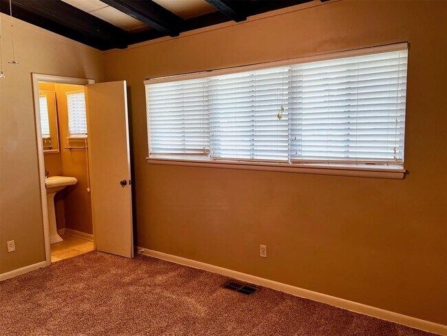 Building Photo - 818 W Timberdell Rd