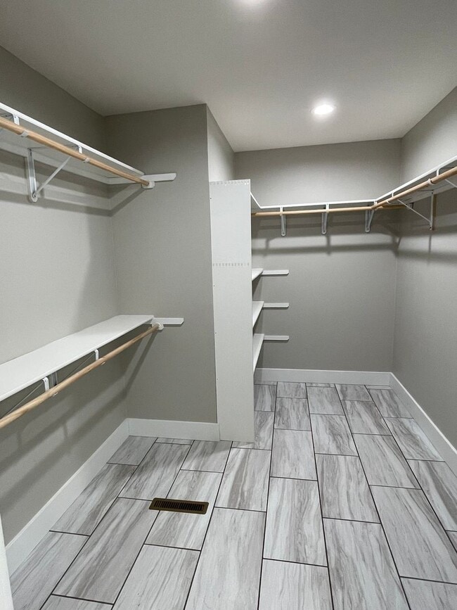 Building Photo - Built in 2020! 3 Bed 2 Bath w/ FENCE and UF Walk Out Basement