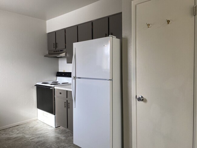 Building Photo - Cozy 3 Bed/1.5 Bath Duplex with Fenced Yard and 1 Car Garage