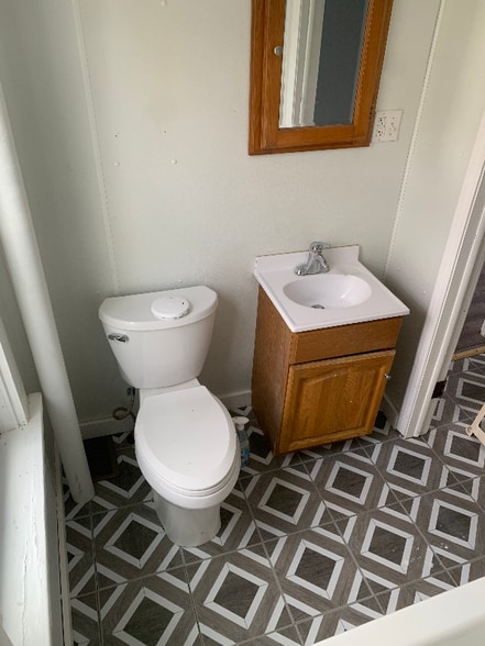 Building Photo - 1402 E River Rd