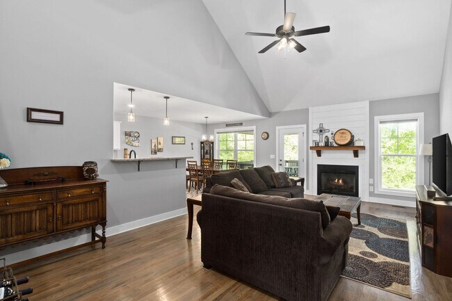 Building Photo - 4 Bedroom Near Post With River Access For ...
