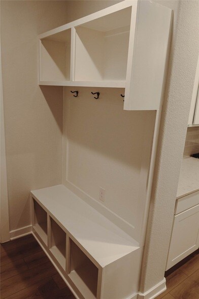 Building Photo - 16 Courageous Side Way