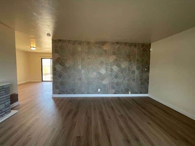 Building Photo - 125 N Elm Ave