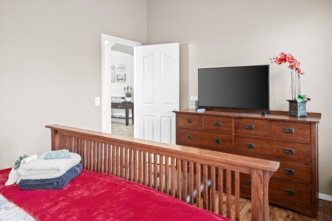 Building Photo - 8566 W Cinnabar Ave