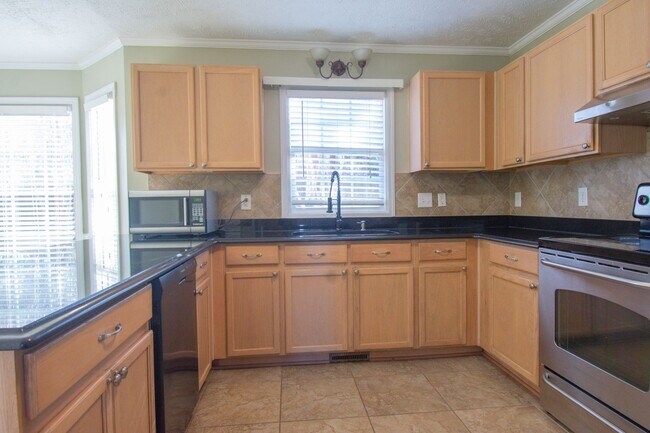 Building Photo - 3 Bedroom 2.5 Bathroom with Bonus Room!