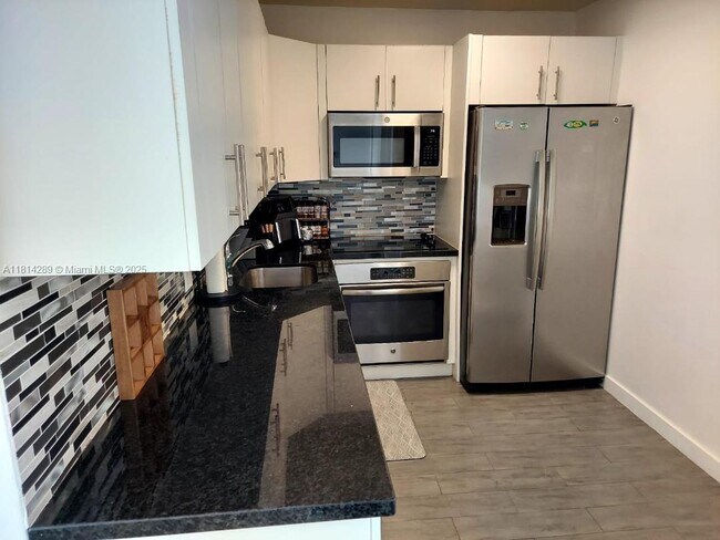 Building Photo - 3625 N Country Club Dr