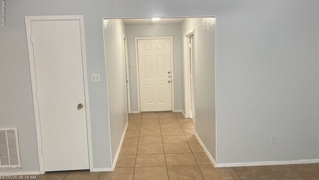 Building Photo - 501 Lantana Dr