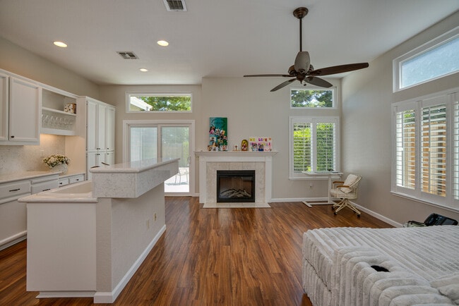 Building Photo - 15300 Medella Cir
