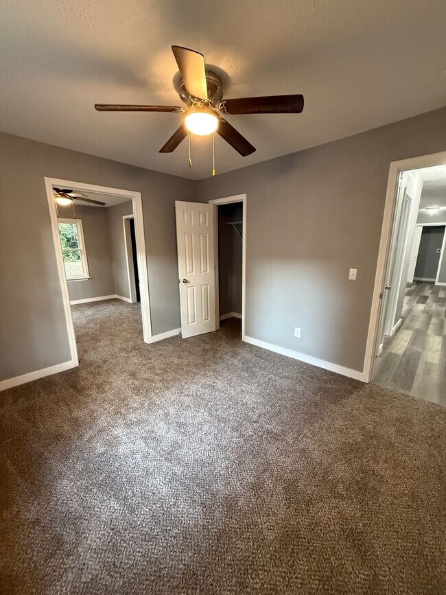 Building Photo - 3+ bedroom/2 bath house