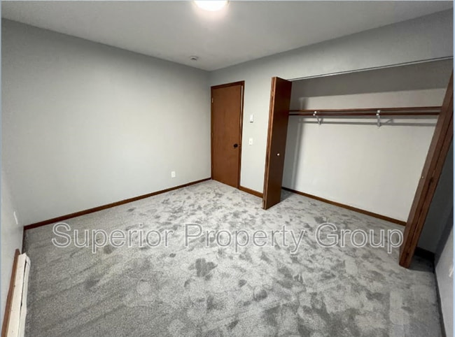 Building Photo - 2 S Wickham Ct