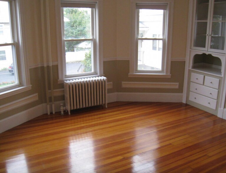 Primary Photo - 18 Bigelow St