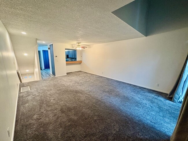 Building Photo - 2 bedroom 2 bath condo