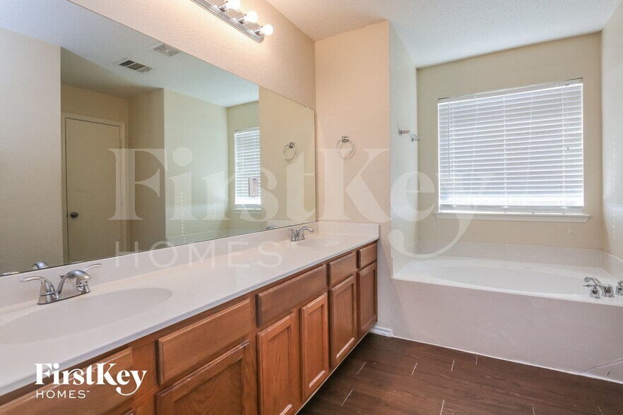 Building Photo - 2900 Ocean Dr