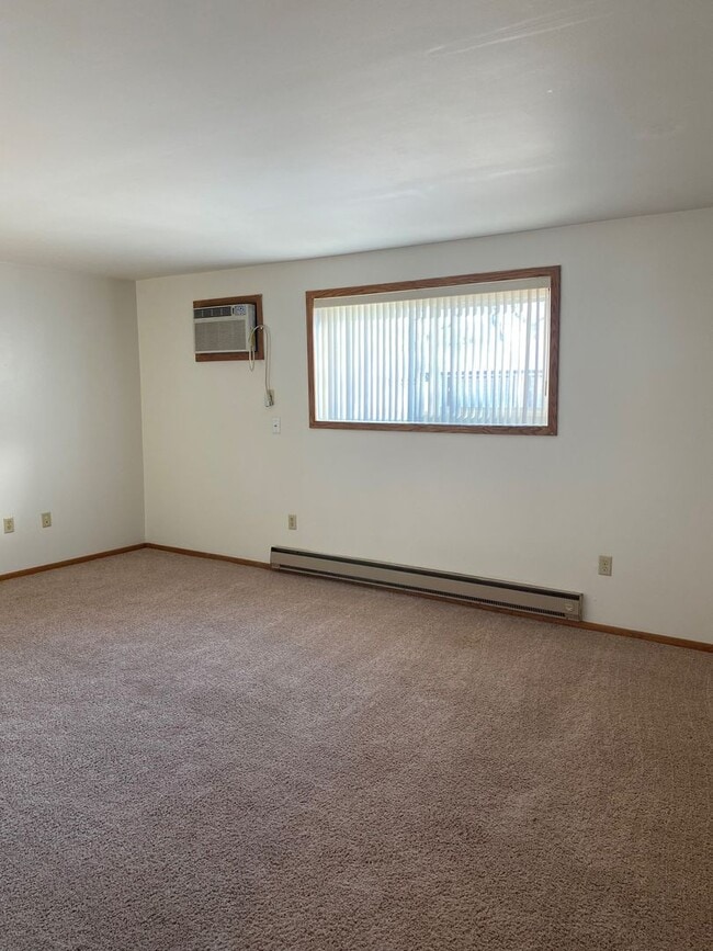 Building Photo - 2 Bed/1 Bath Apartment available!  Heat and Water Included!