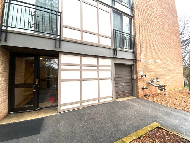 Building Photo - 5820 Oakwood Dr
