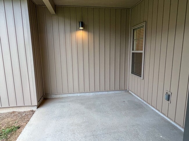 Building Photo - NEW LUXURY 3 BED 2 BATH 2 CAR GARAGE DUPLEX