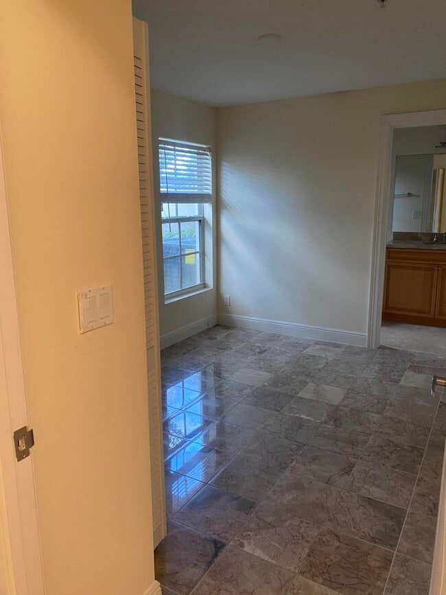 Building Photo - 1950 Presidential Way